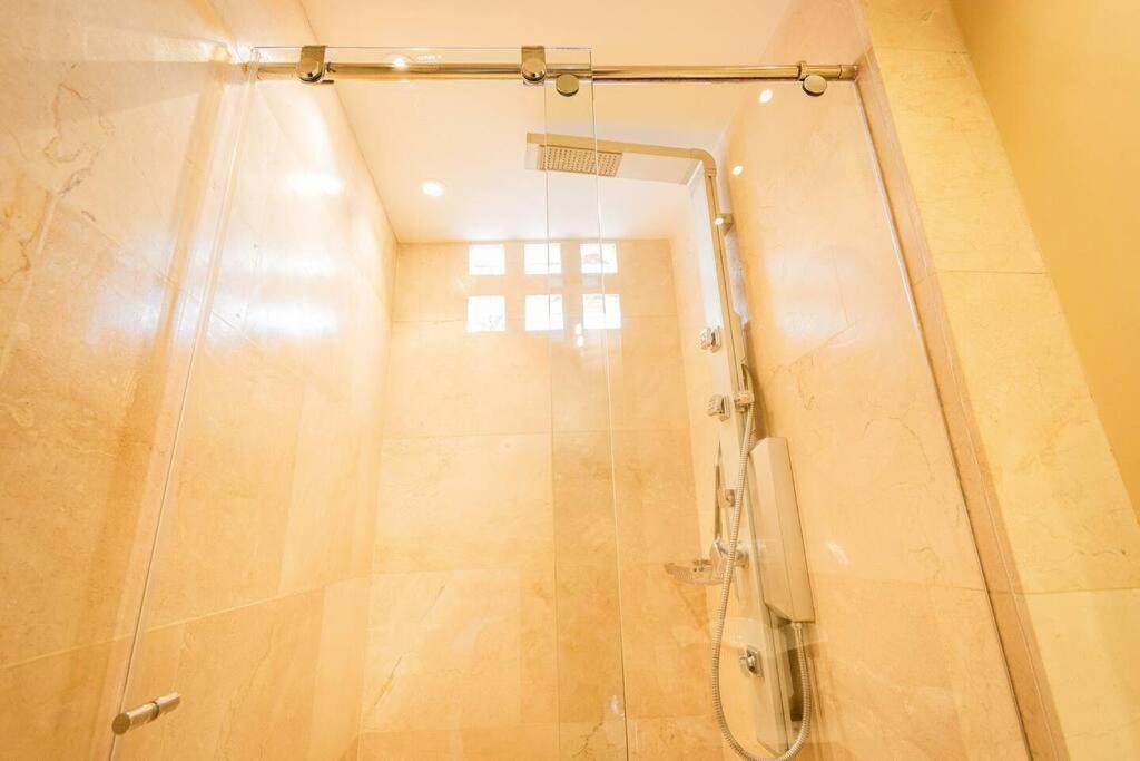 Stylish Loft, Balcony, Fast Internet, Parking 210 Apartment *
